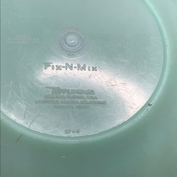 26 cup green vintage Tupperware bowl. This is in good condition for age. - Picture 4 of 6